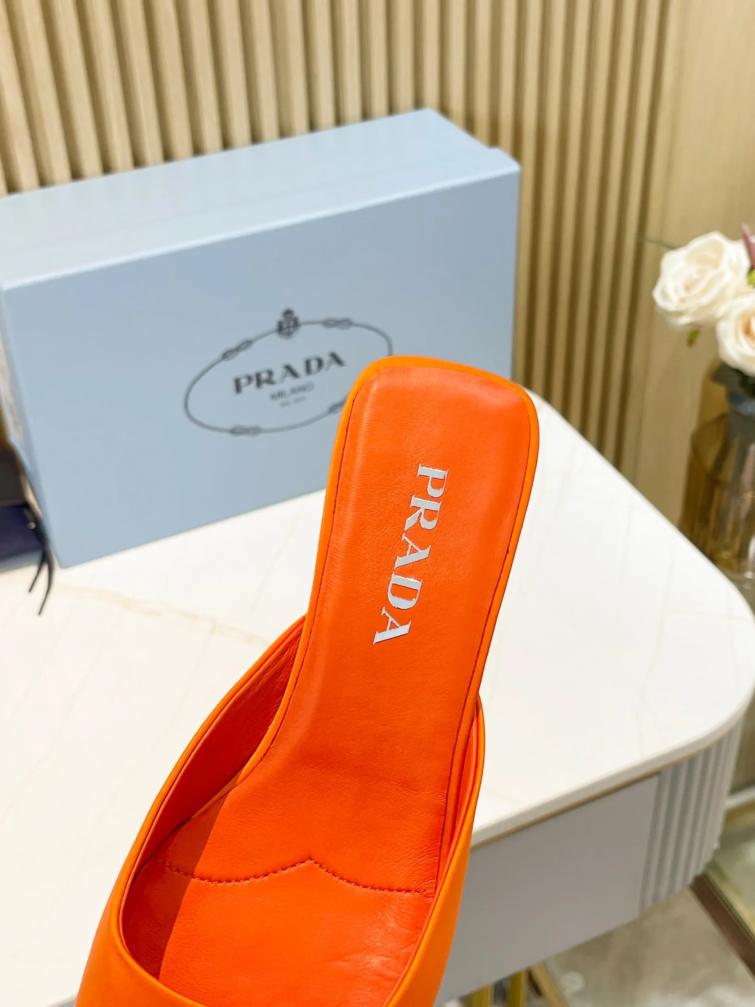 👟👟Ex-factory price 540👟👟 🐳Prada〰️2024 new style🆕Triangle logo🔺Top version of triangular heel square toe Mule slippers ✔️Material and craftsmanship: ✔️Upper: imported silk satin ✔️Inner lining: original sheepskin lining ✔️🇮🇹Imported leather outsole ✔️Size: 35-39 (custom size 40 is non-returnable)